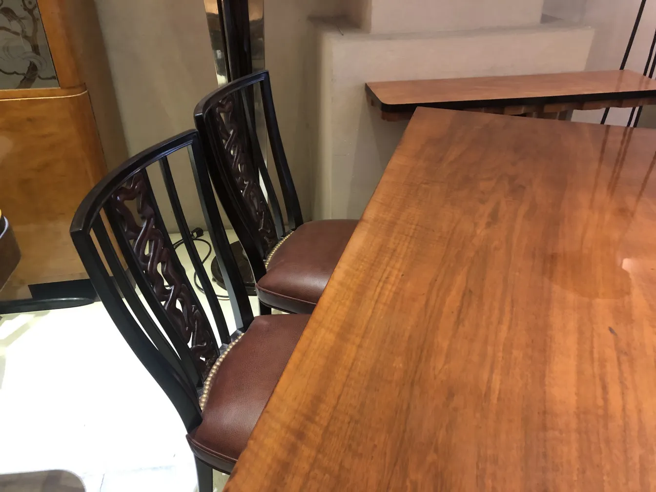 Due sedie antiche con design decorativo in un ambiente accogliente.