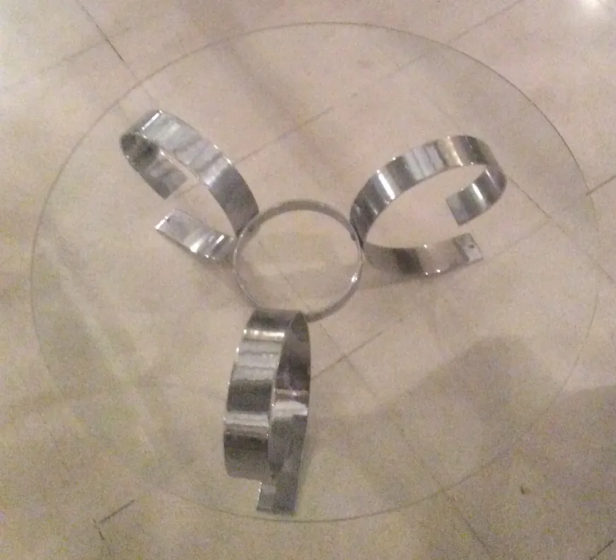 エレガントなベースの古いコーヒーテーブルが居心地の良い空間に。