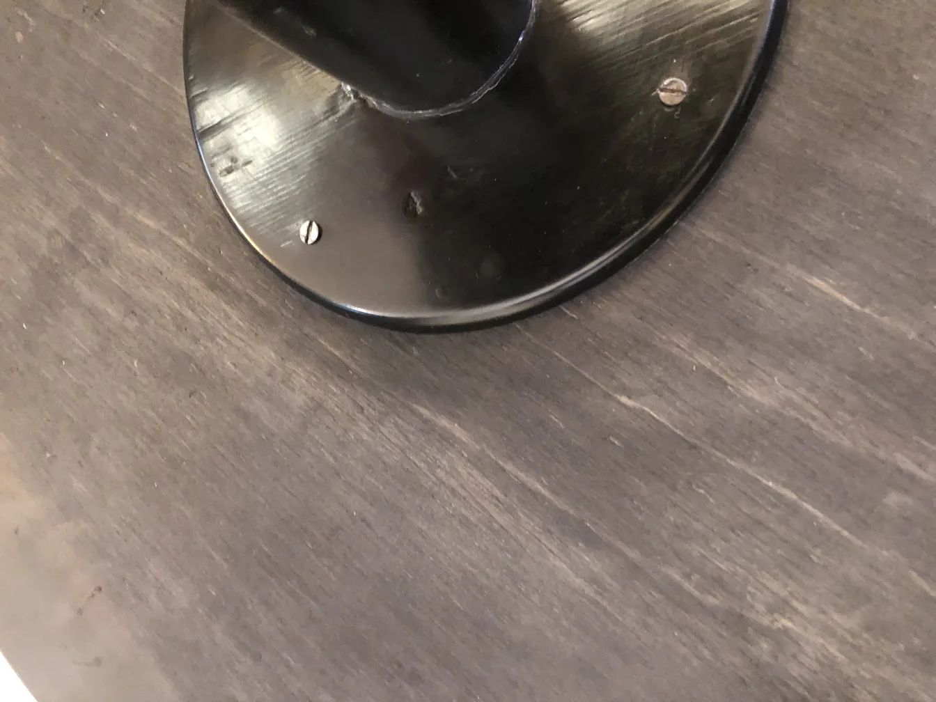 古い小さなテーブルのベースが見える