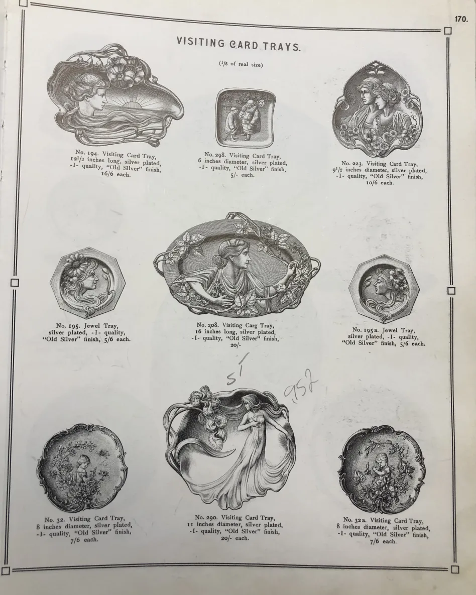 bandeja antiga para cartas com designs artísticos, ambiente elegante