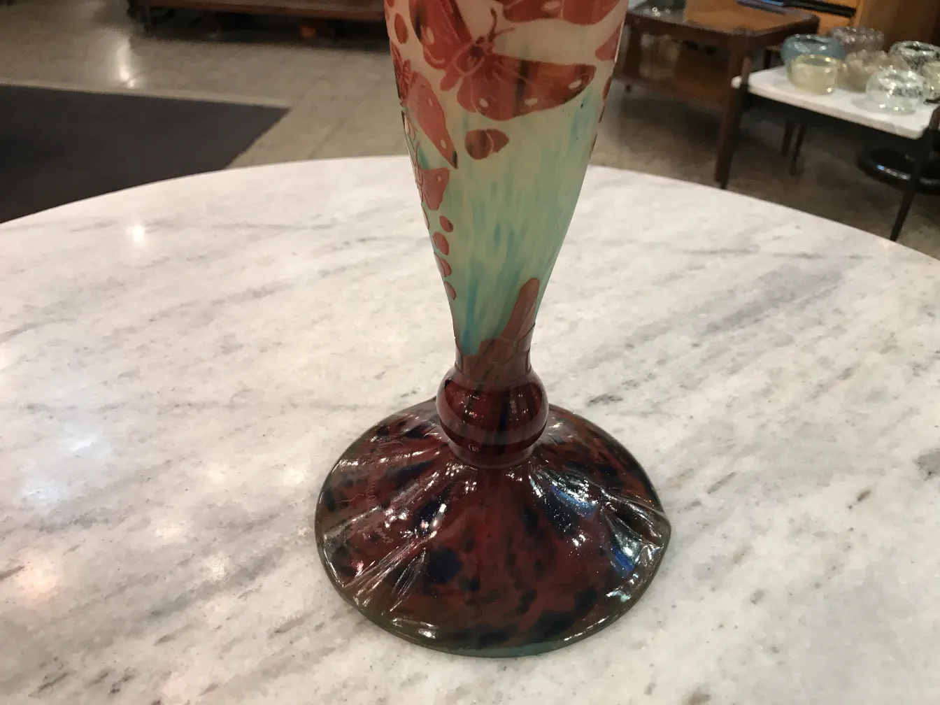 Vidrio antiguo firmado Le Verre con base decorativa y colores vibrantes.