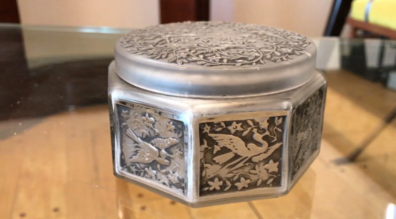 старая коробка, украшенная резными фигурами и птицами, светлый фон