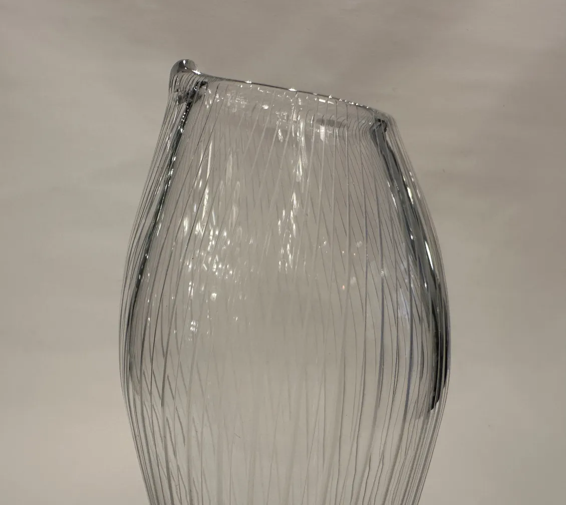 elegante vidro antigo assinado por tapio wirkkala em forma estilizada