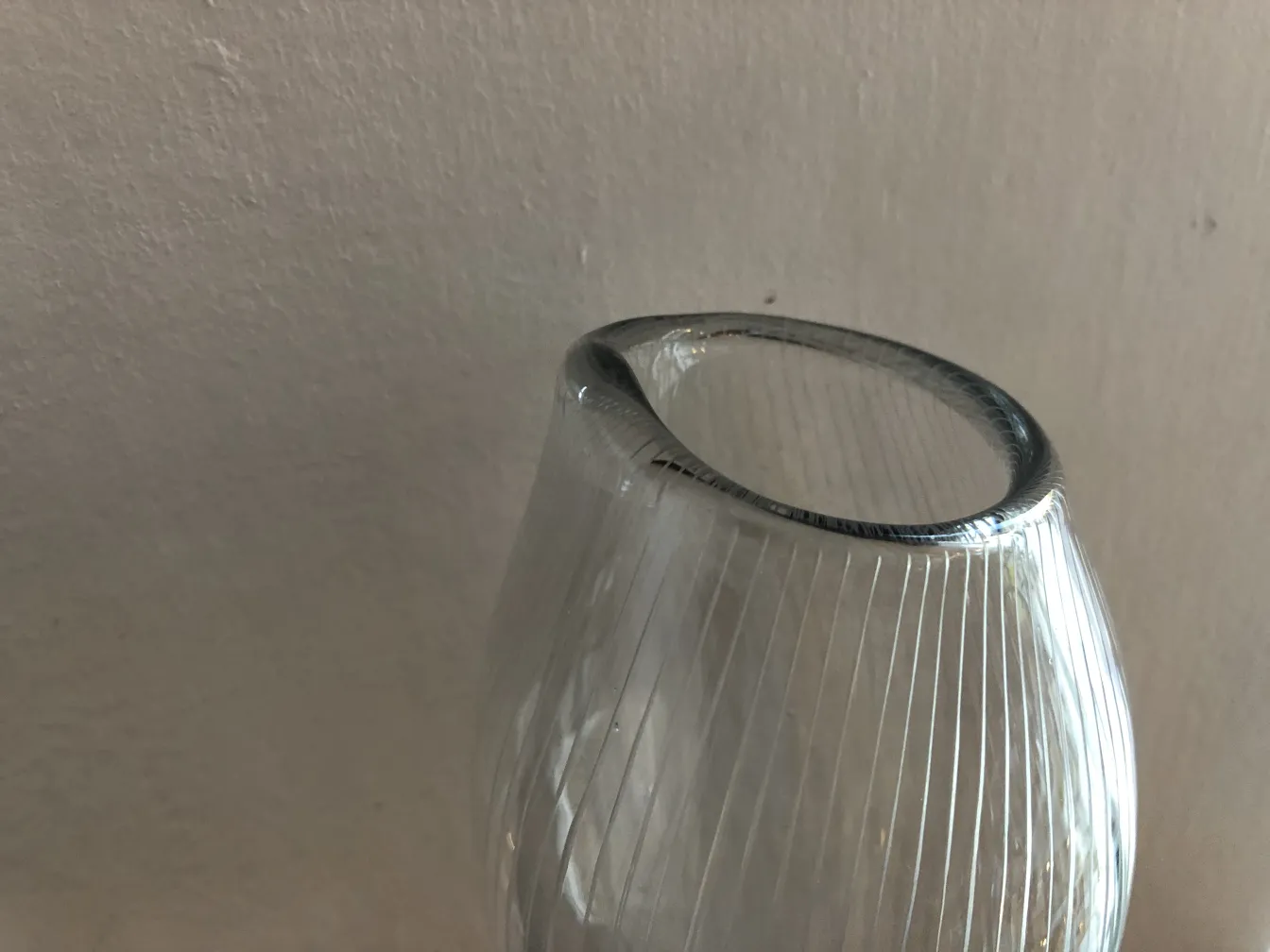 elegante vidro antigo assinado por tapio wirkkala em forma estilizada