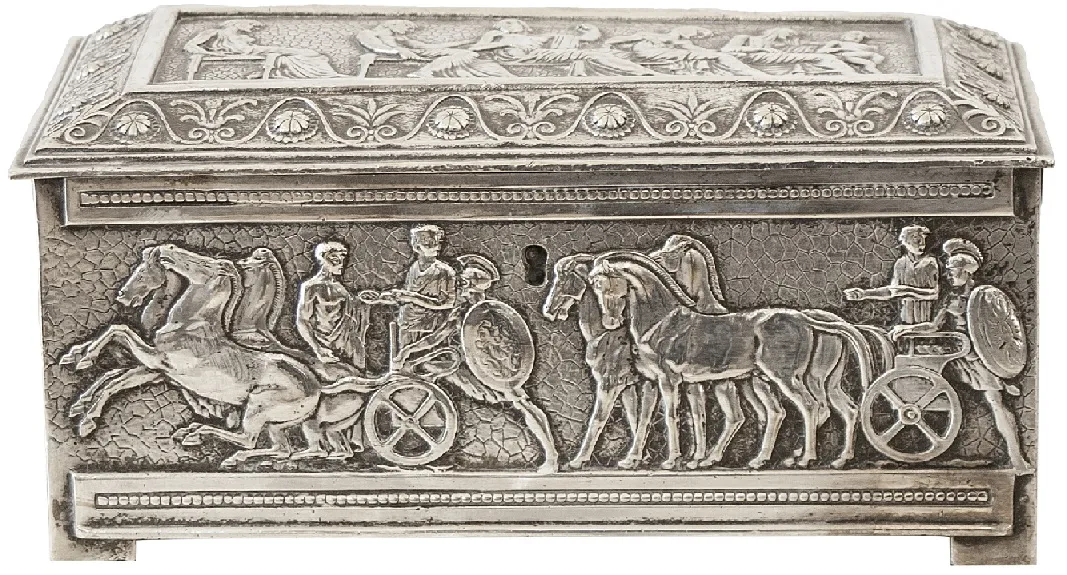 Antike Kiste mit künstlerischen Reliefs auf der Oberfläche