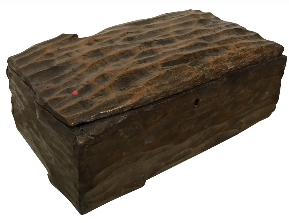 Antike Holzkiste mit rauer Textur und Deckeldetails