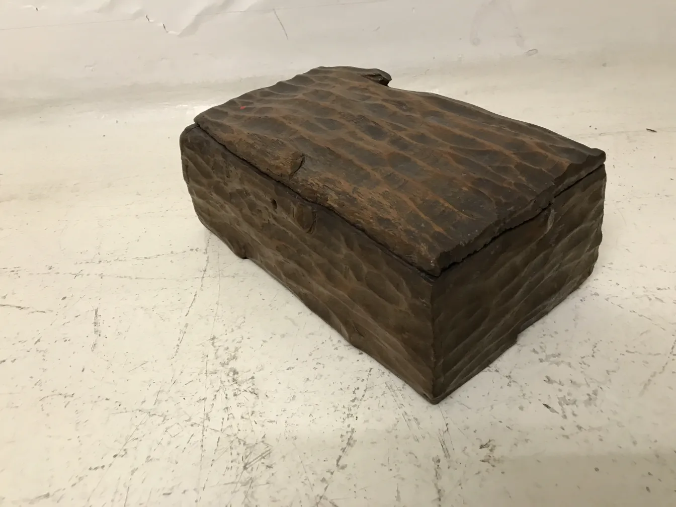 Antike Holzkiste mit rustikalem Design