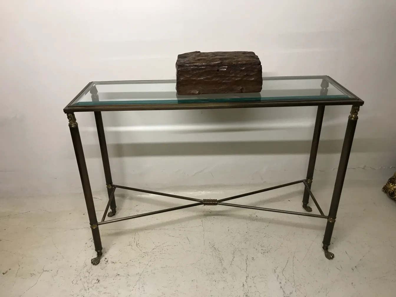 Antik bemalte rechteckige Box auf einem Tisch.