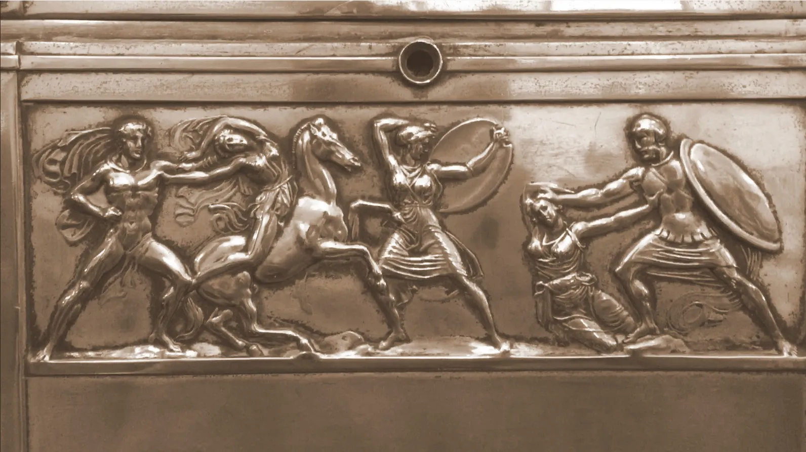 Antike Schmuckschatullen mit mythologischen Reliefs und detaillierten Verzierungen