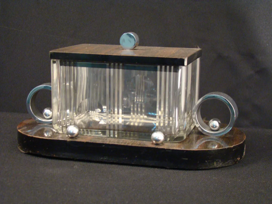 Antike Glasbox mit eleganten Details und Deckel.