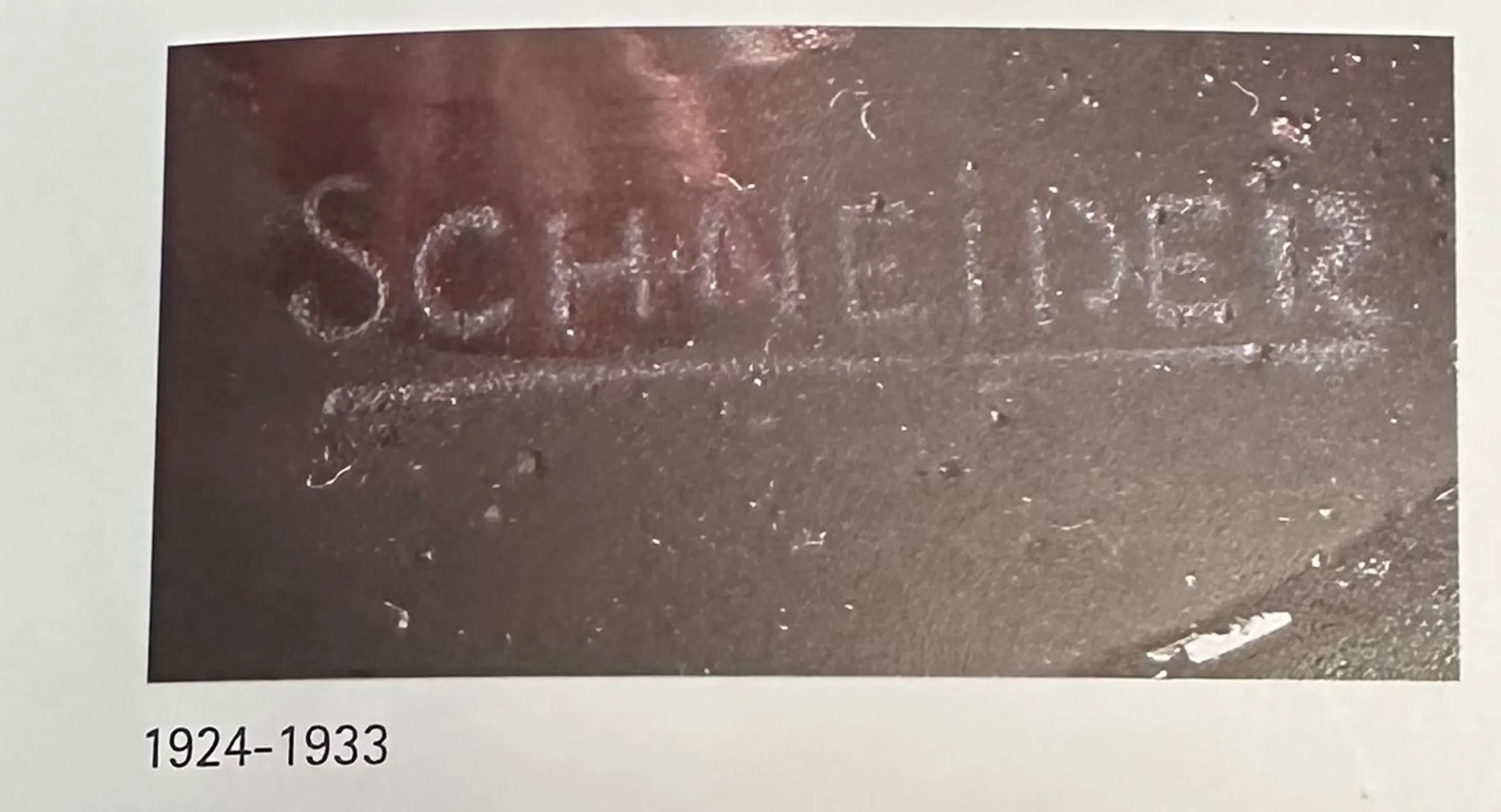 ग्लास पर हस्ताक्षरित (Schneider) में नाम दिखाई दे रहा है। प्राचीन वस्तु के स्पष्ट विवरण के साथ।