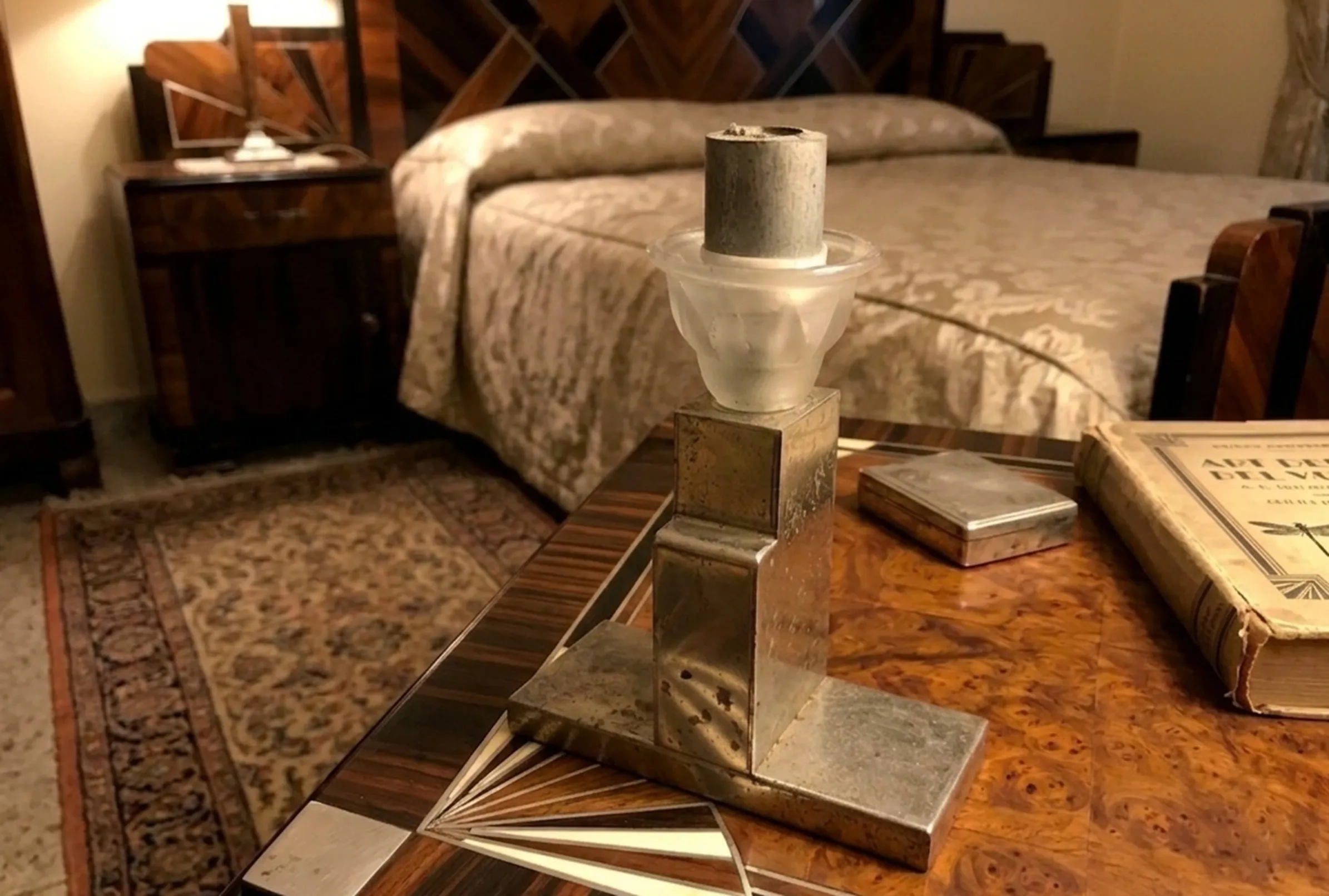 Luminária de mesa antiga com base robusta em ambiente aconchegante.