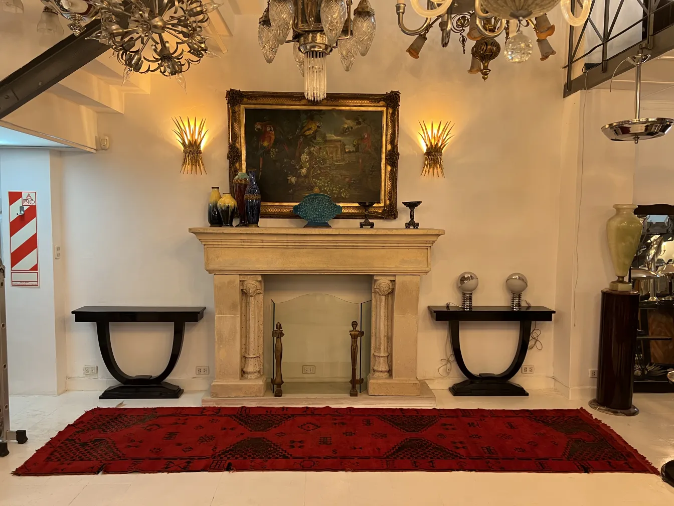 tappeto antico rosso con motivi decorativi in una stanza