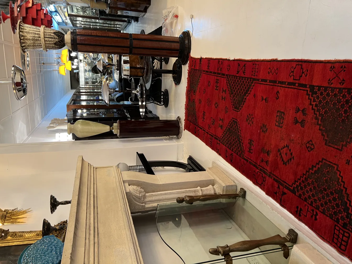 tappeto antico rosso in un ambiente elegante con decorazioni