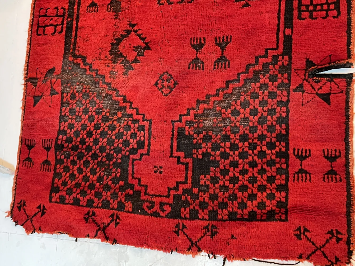 Tappeto antico rosso con motivi neri, pezzo decorativo