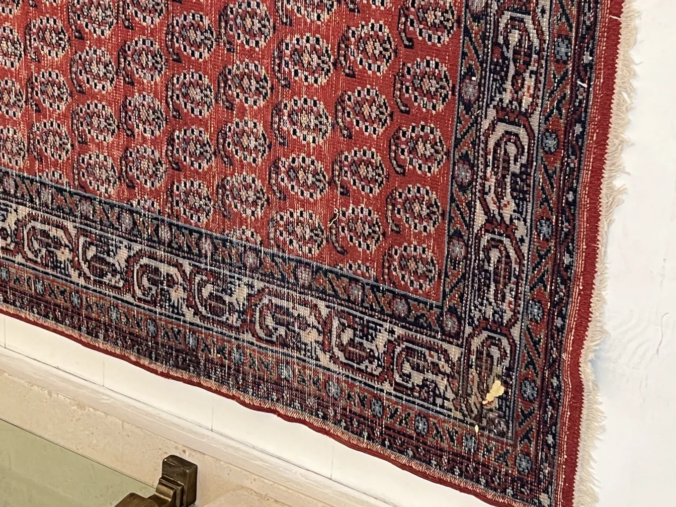 tappeto antico con design classico in tonalità calde e dettagli decorativi