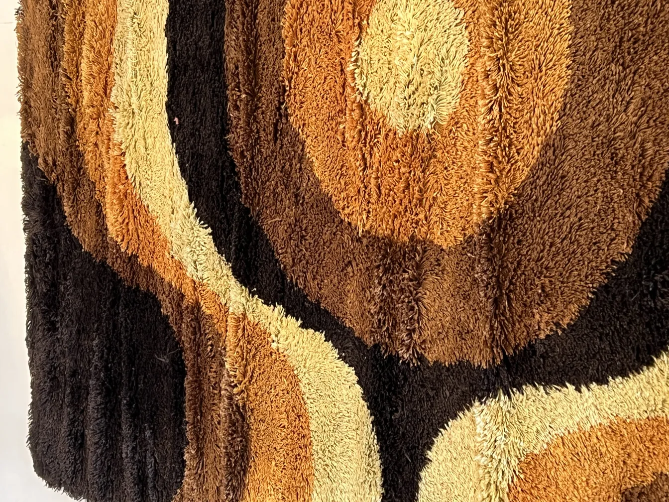 tappeto antico con colori marrone e beige in design circolare