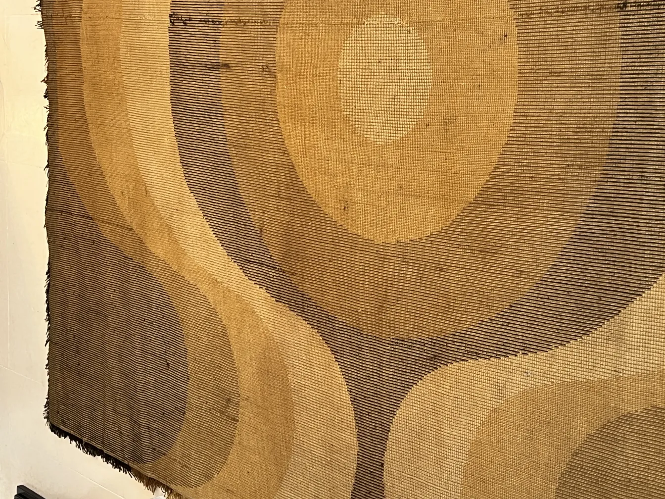 tappeto antico con design geometrico in tonalità marrone e beige