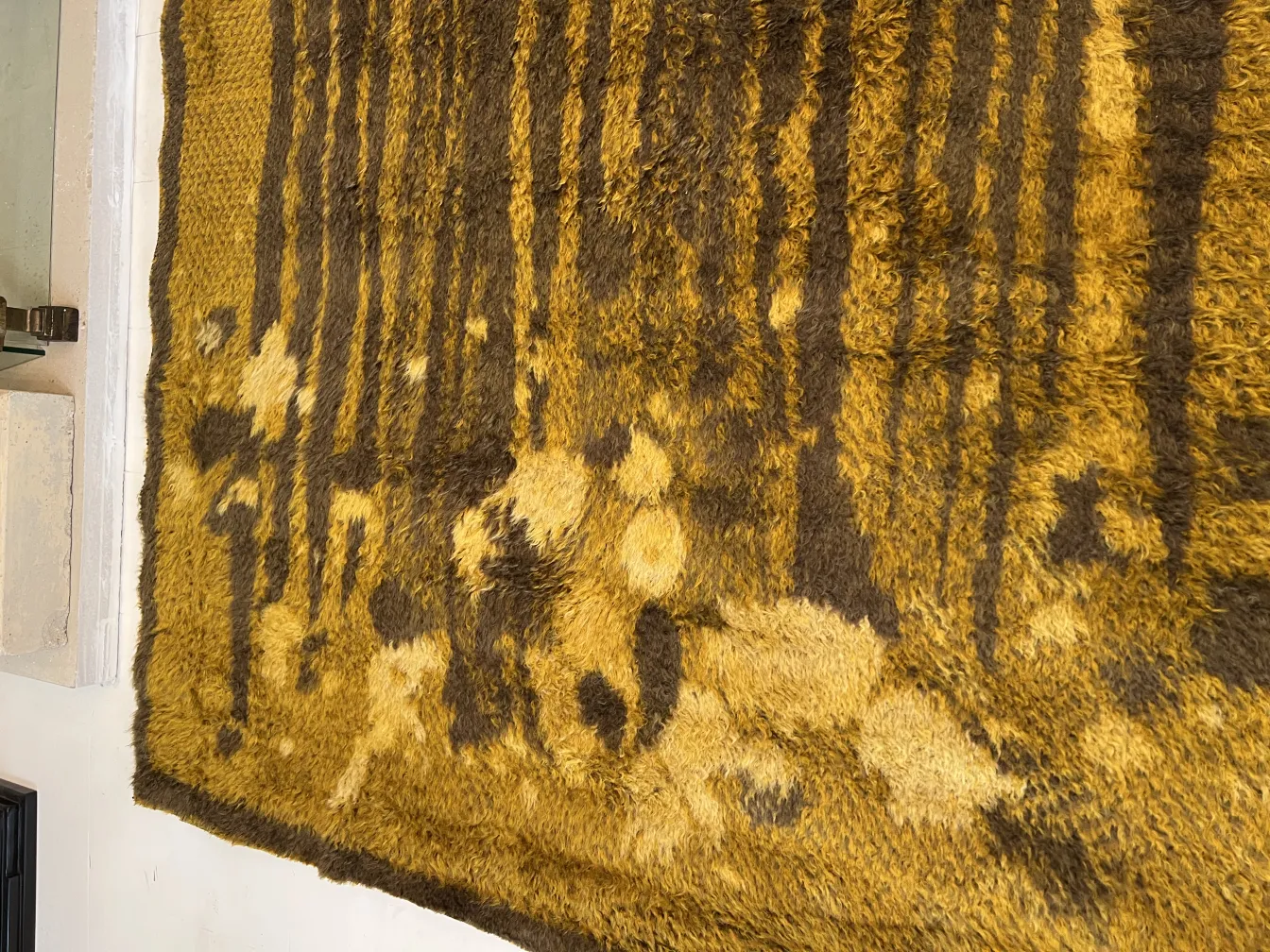 tappeto antico giallo con design naturale e morbido