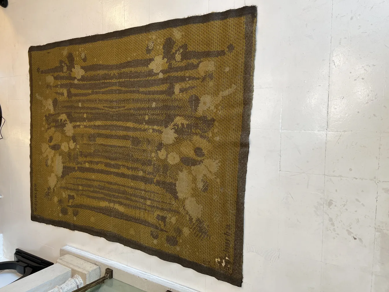 tappeto antico color mostarda con design unico in un ambiente moderno