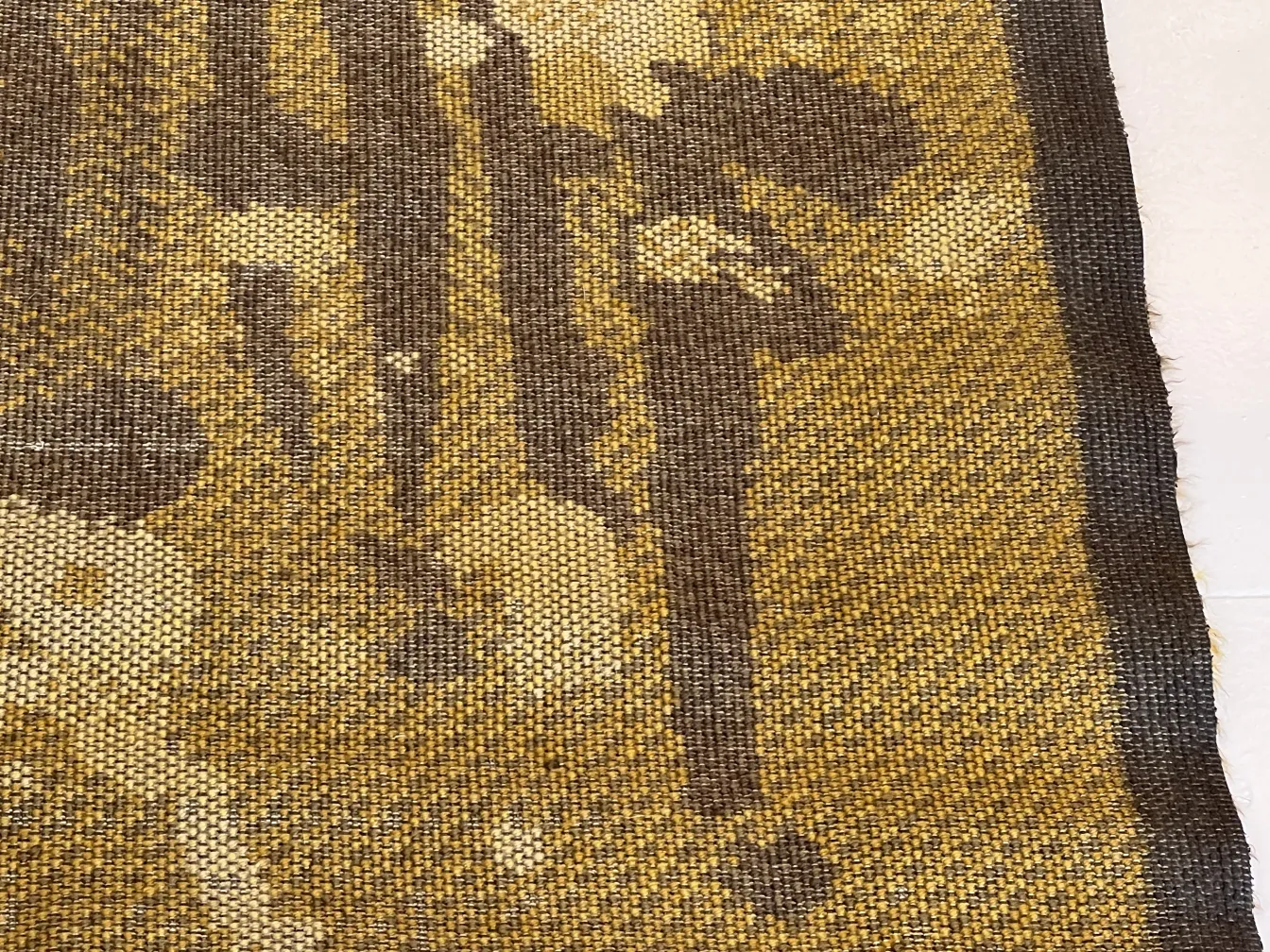 tappeto antico con elementi di design marrone e giallo