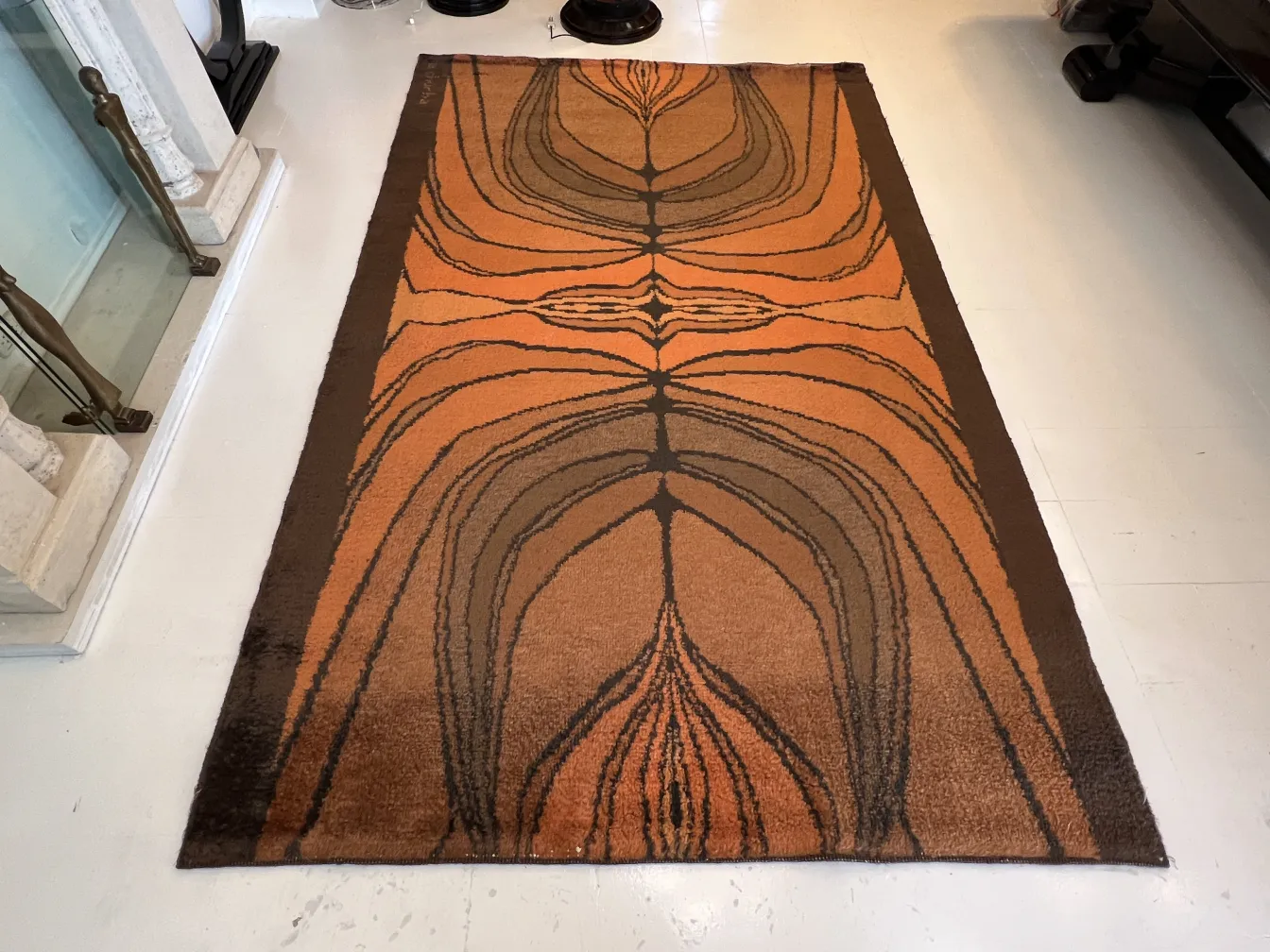 tappeto antico con design marrone e arancione