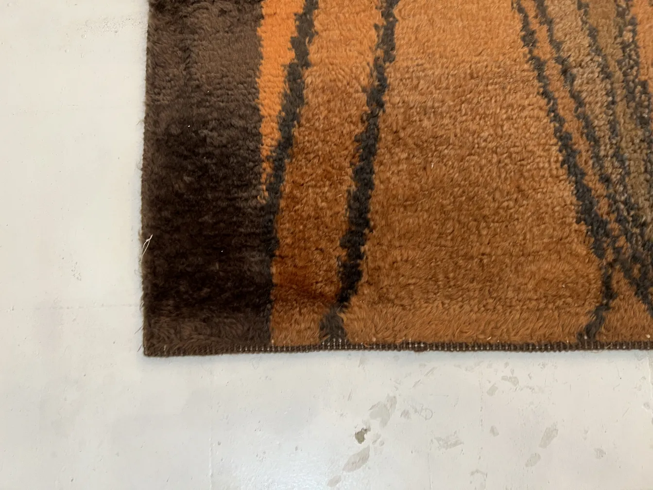 tappeto antico con toni caldi e design moderno in ambiente neutro