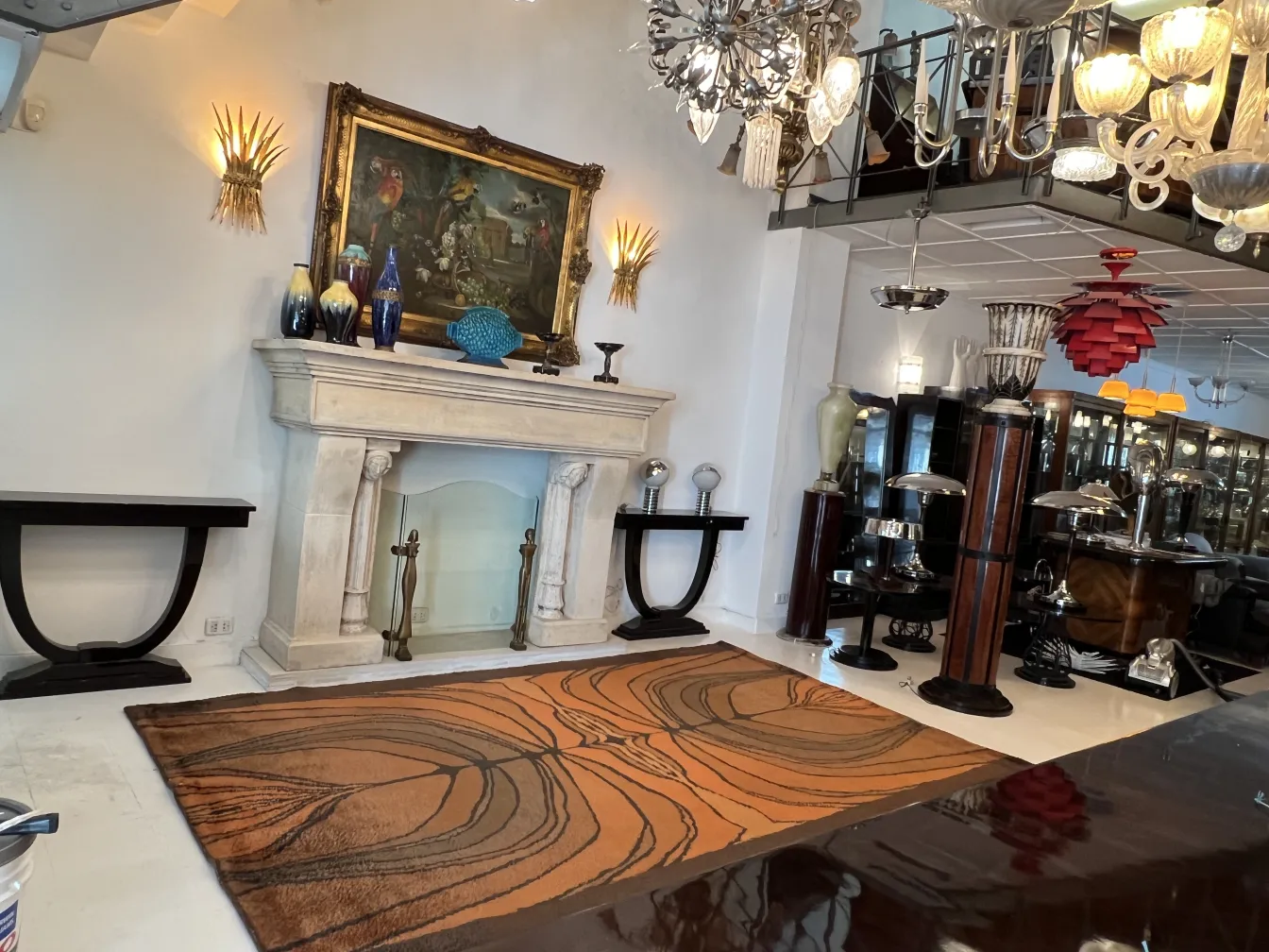 Tappeto antico in colori terrosi con motivi eleganti in un ambiente domestico