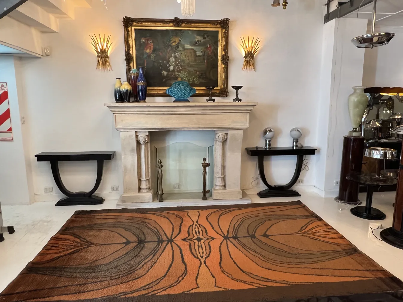 Tappeto antico con design astratto in colori caldi, abbellisce una stanza elegante.