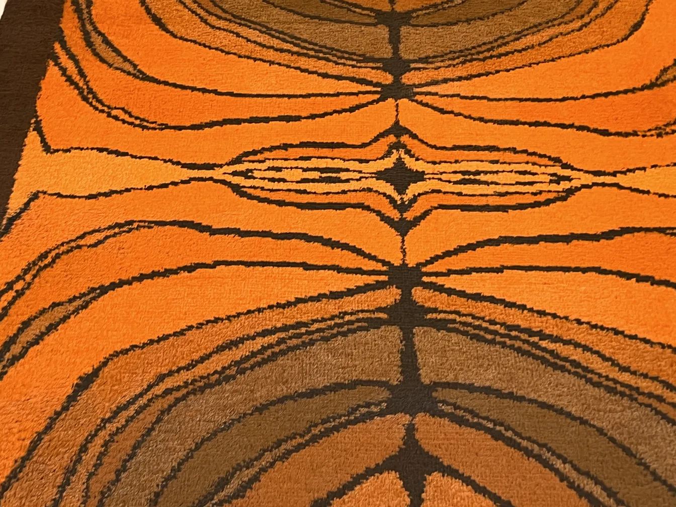 Tappeto antico con motivi geometrici arancioni