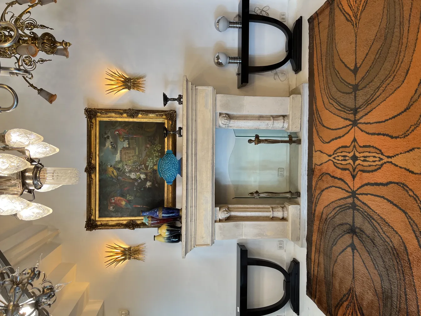 tappeto antico con motivo marrone e beige circondato da un'elegante decorazione interna