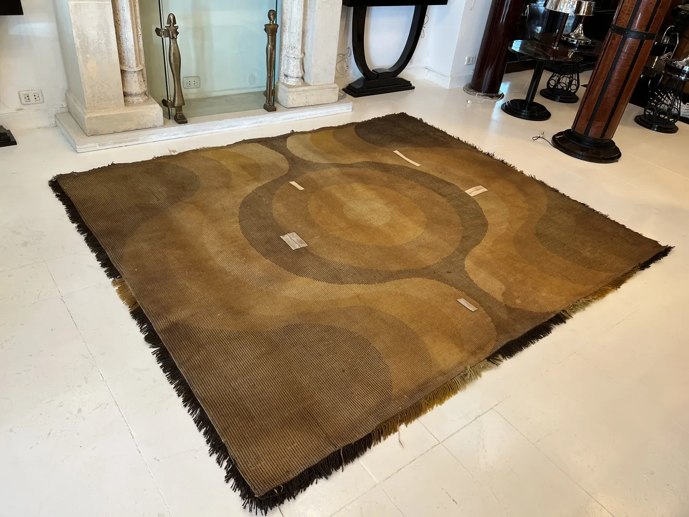 tappeto antico con design astratto in tonalità marroni