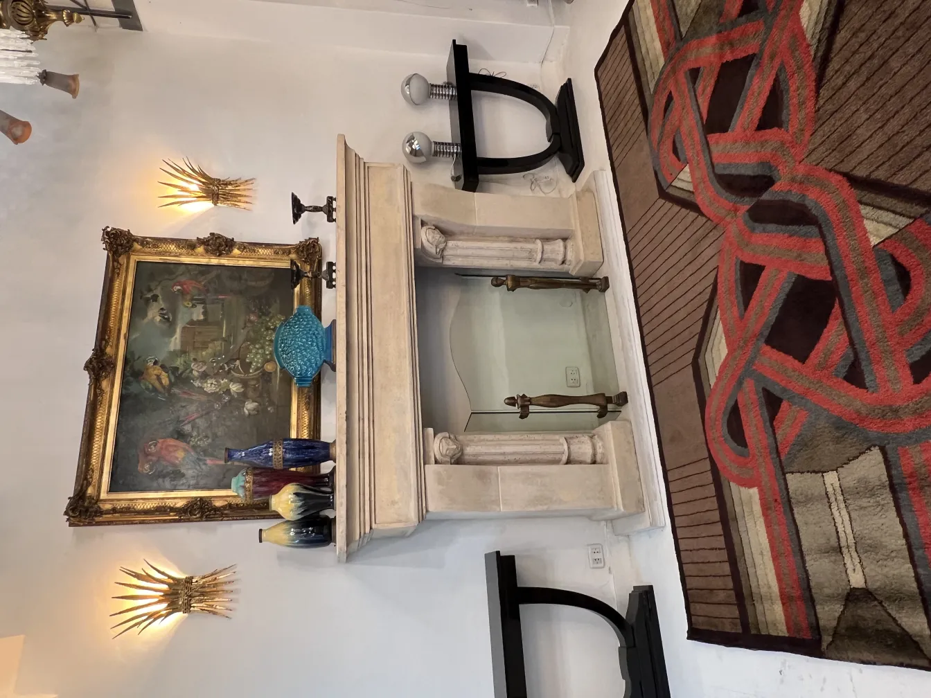 tappeto antico in tonalità marrone e rosso, con motivi geometrici, atmosfera accogliente.