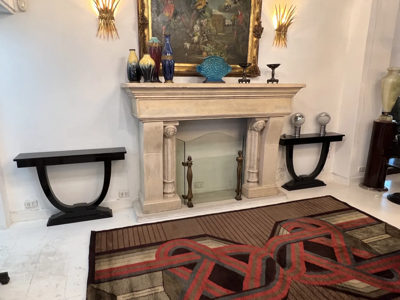 Tappeto antico con motivi intricati e colori vivaci in un soggiorno.