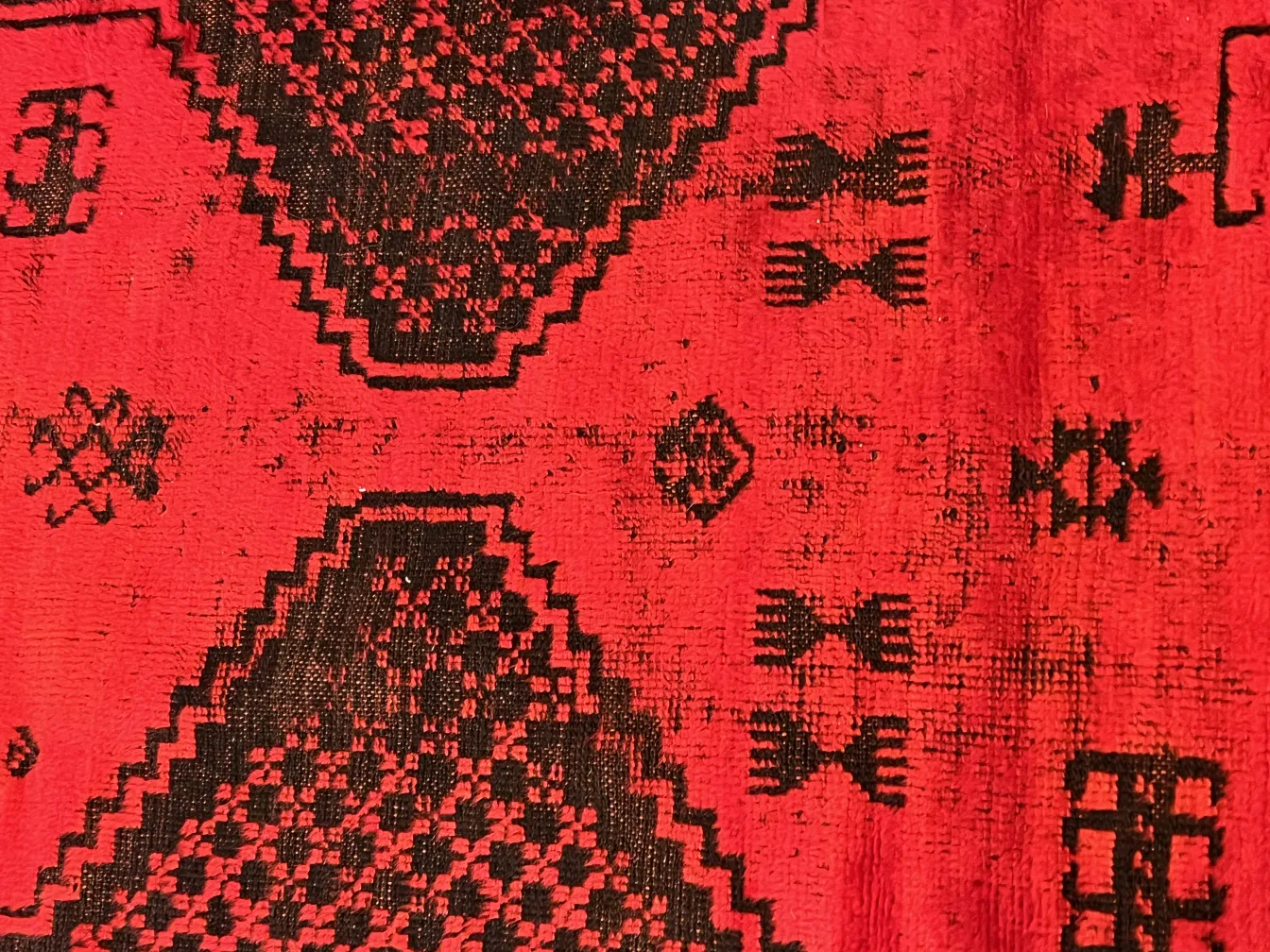 tappeto antico rosso con motivi decorativi e design