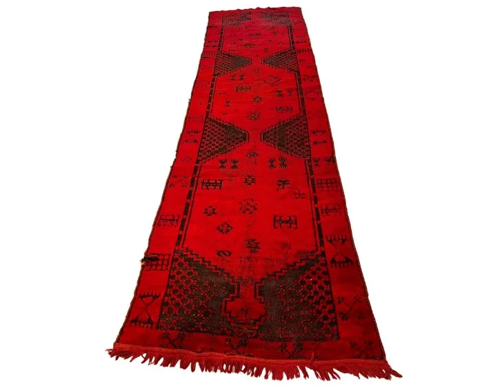 Tappeto antico rosso con vari motivi decorativi