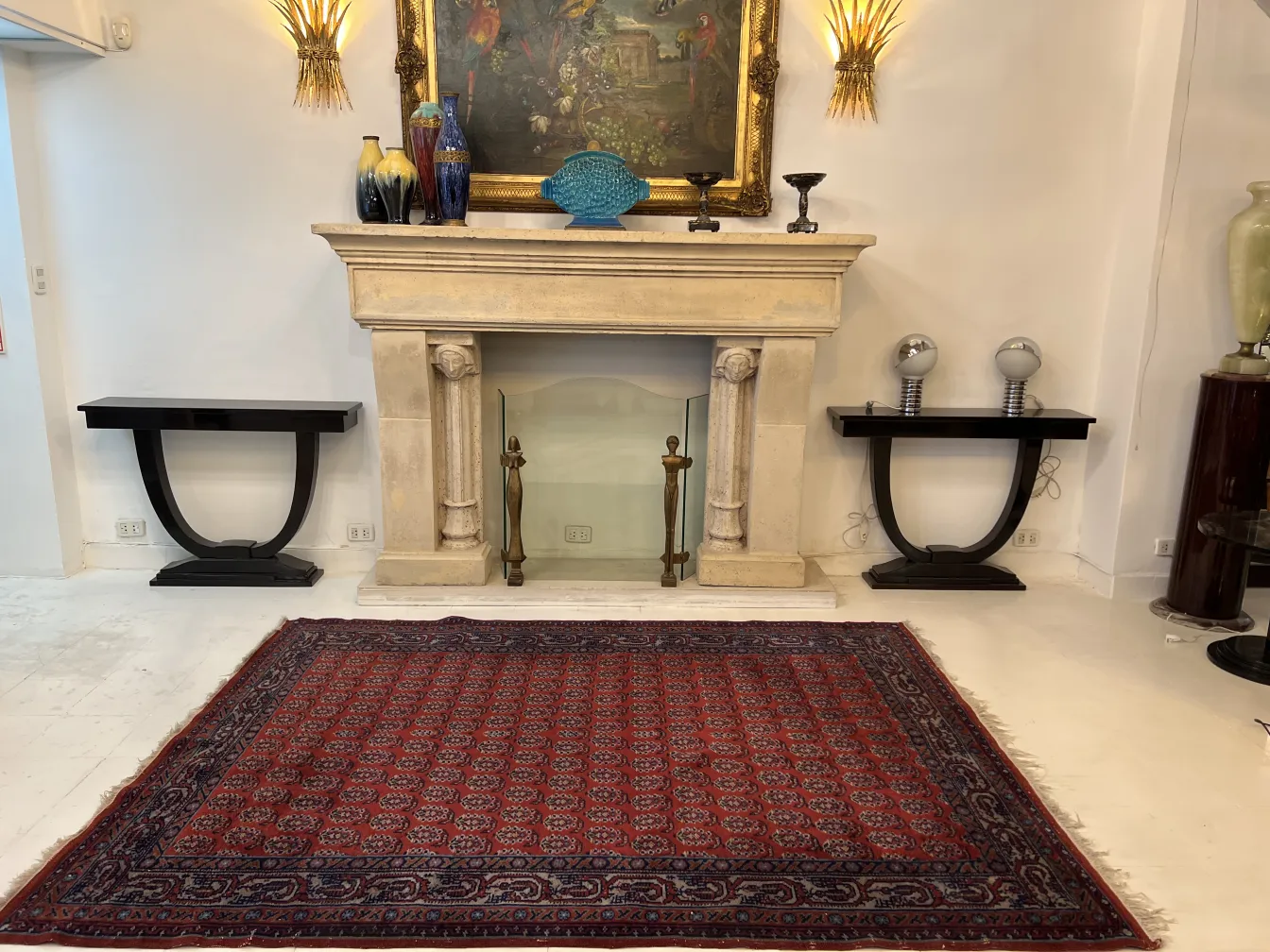Tappeto antico rosso con motivi in soggiorno, ambiente elegante.
