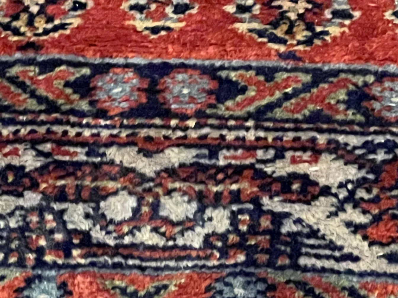 Tappeto antico decorativo con un design vivace e colorato.