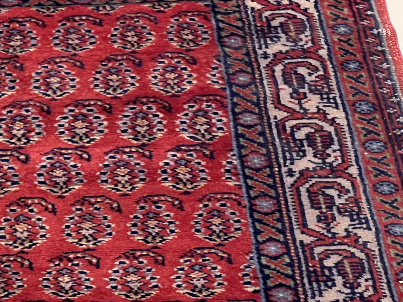 tappeto antico con design rosso e blu