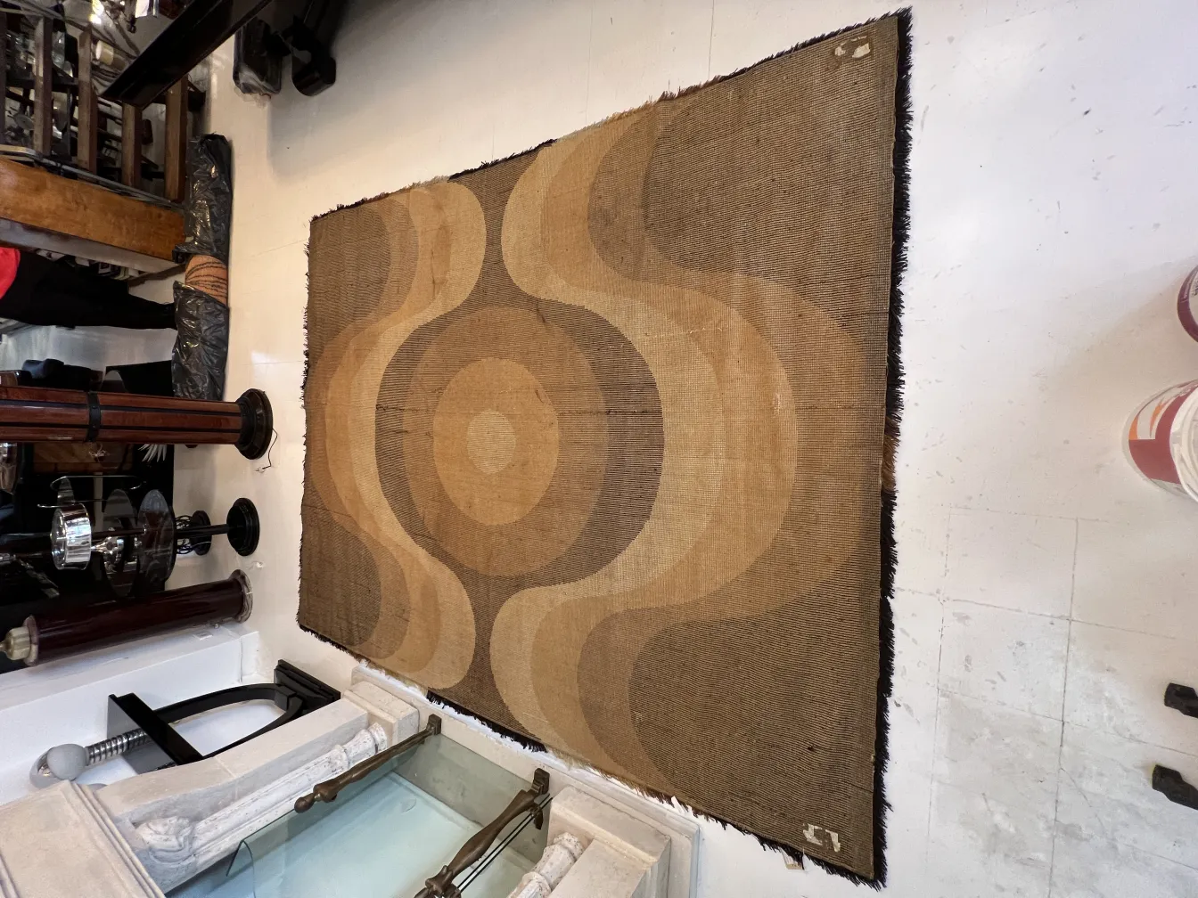 Tappeto antico con design geometrico in un ambiente vintage.