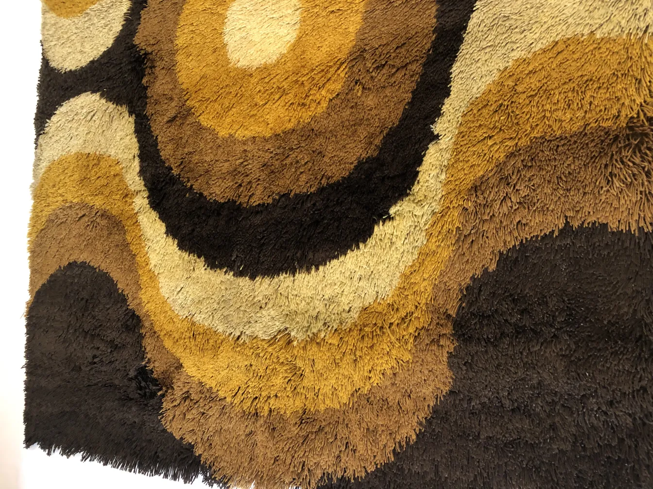 Tappeto antico con motivi geometrici in tonalità marroni e beige