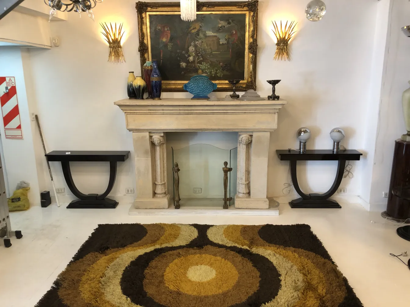 tappeto antico decorativo in tonalità marroni e gialle