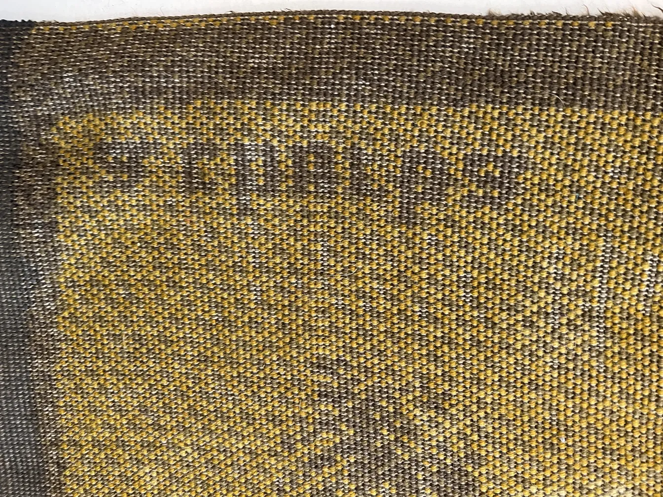 tappeto antico con sfumature di senape e marrone, decorativo