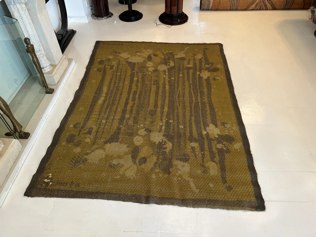 tappeto antico con design naturale e texture uniche, in un ambiente elegante.