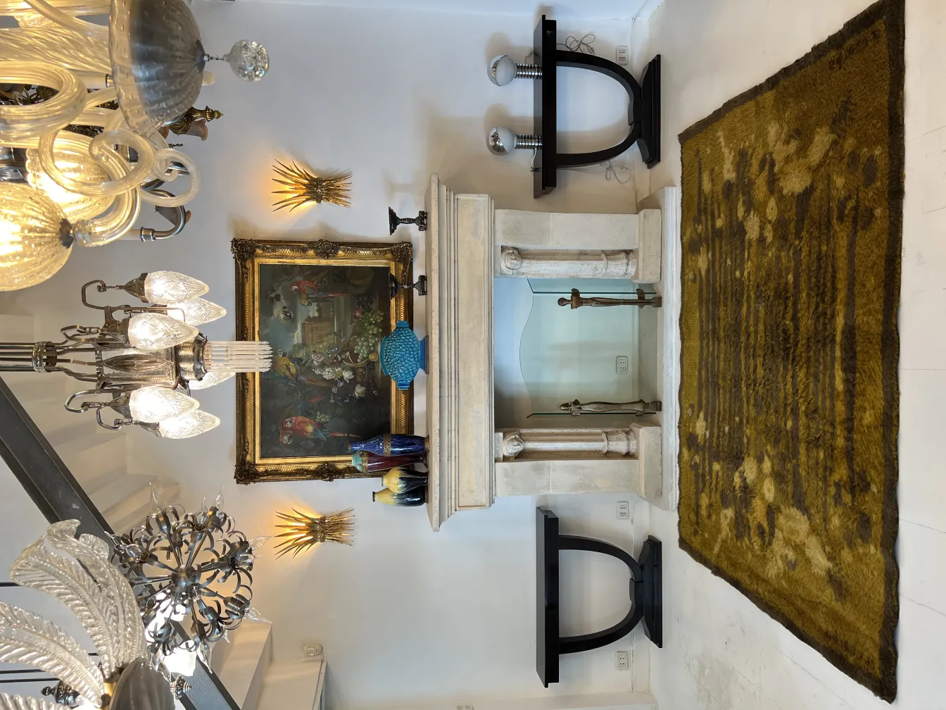 tappeto antico giallo con design sottile in un ambiente accogliente.