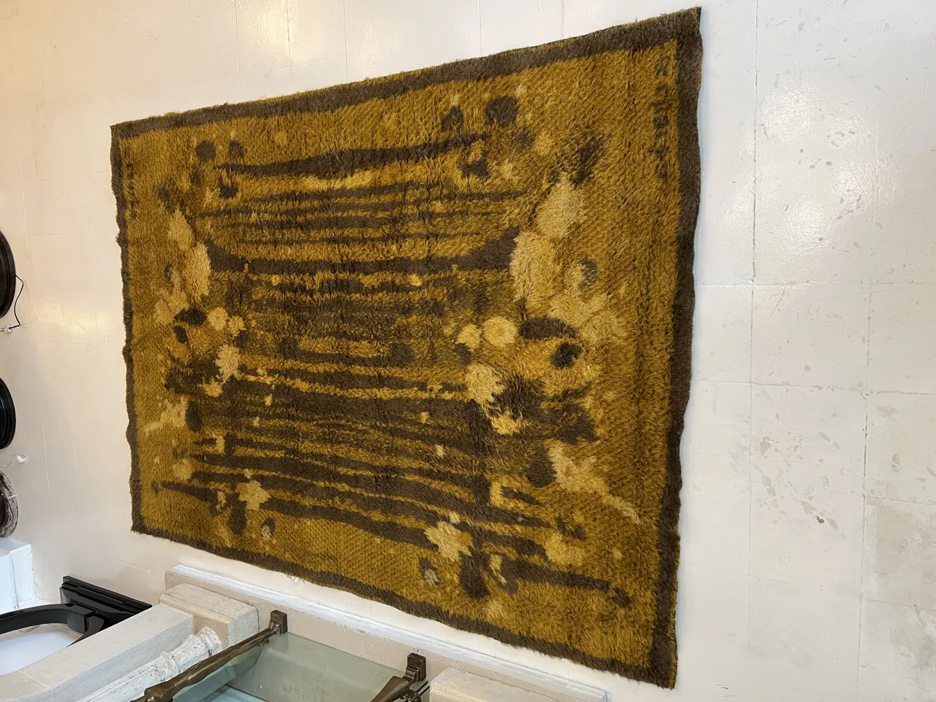 tappeto antico con design giallo e marrone