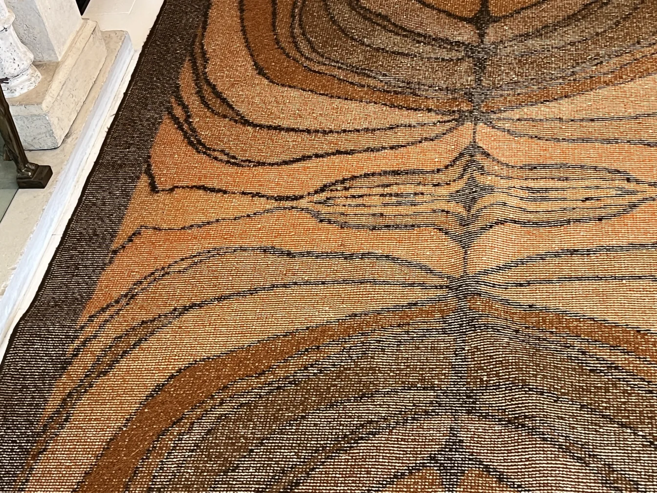 tappeto antico con design ondulato e tonalità marroni