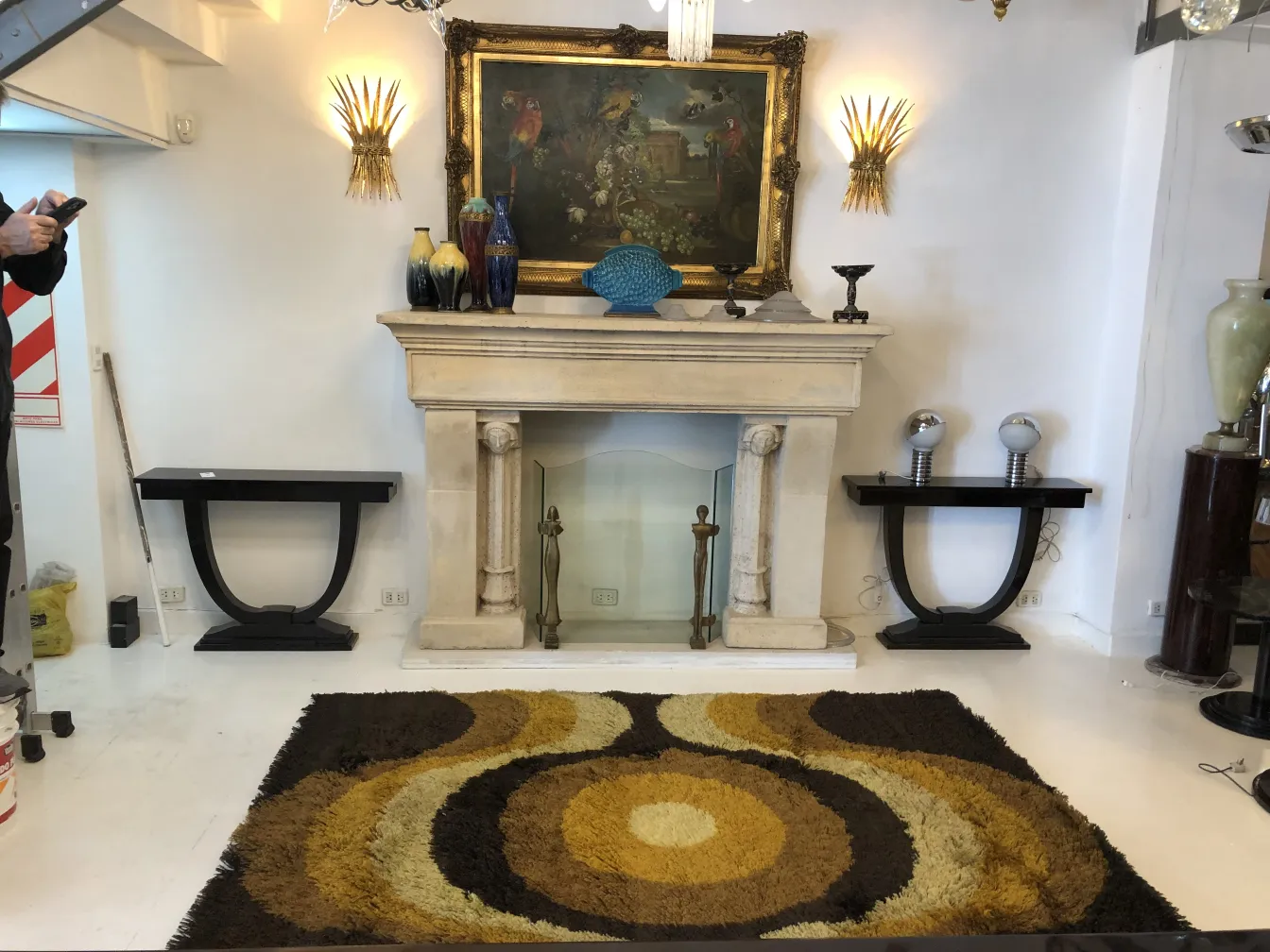Tappeto antico con disegni circolari e colori caldi in un ambiente elegante.
