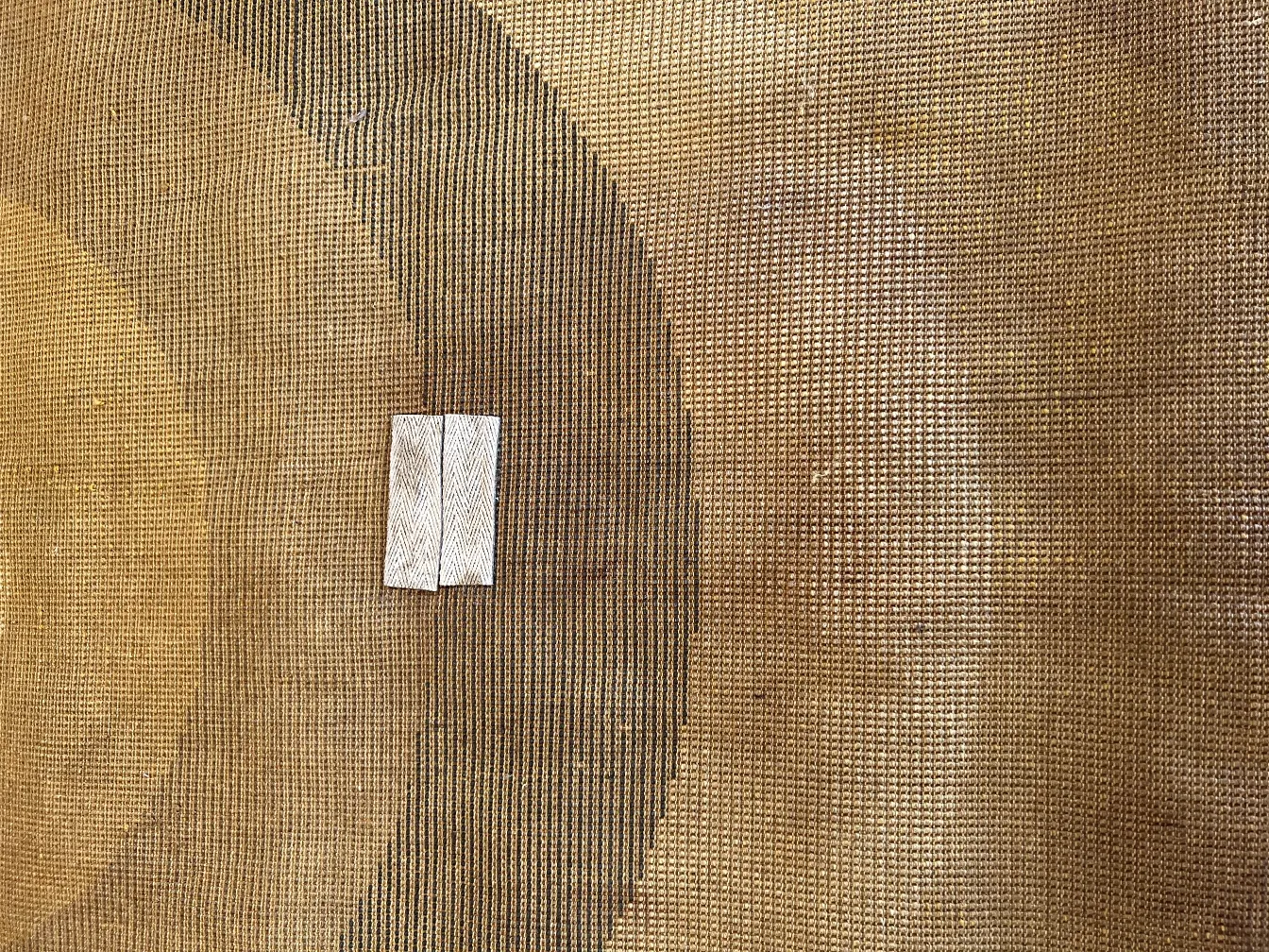 tappeto antico beige con morbida texture e motivo sottile