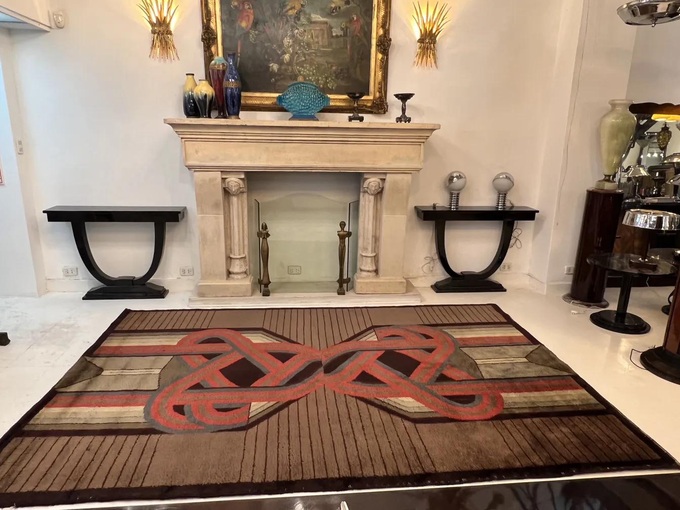 tappeto antico con design geometrico in un ambiente moderno